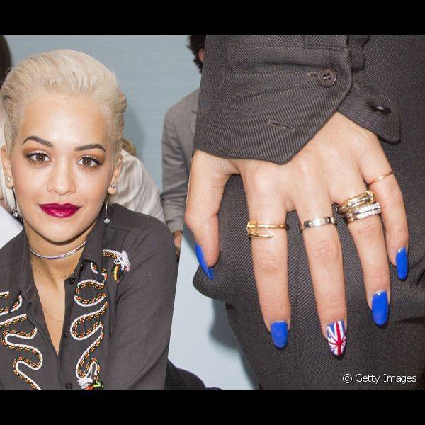 Rita Ora criou nail art no estilo filha ?nica sobre esmalte azul cobalto para assistir ao desfile de Hunter article_media_new_1inal durante a Semana de Moda de Londres